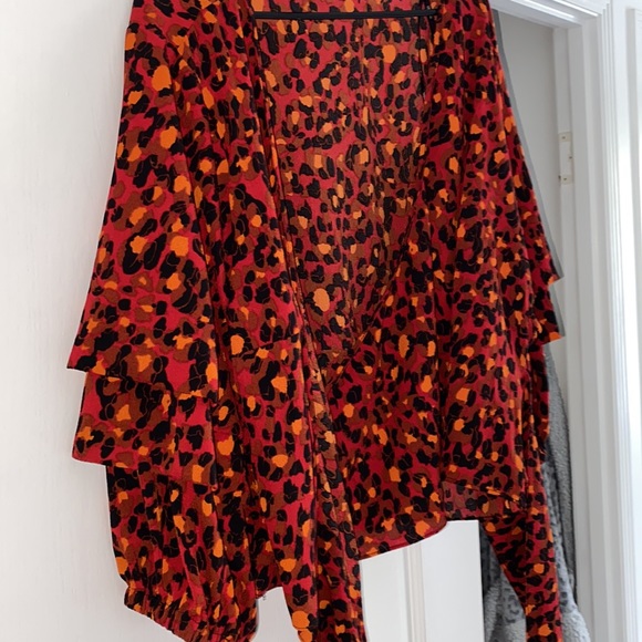 Wild animal print wrap top Medium - Picture 8 of 8